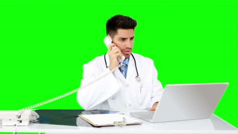 Joven-Doctor-Trabajando-En-Su-Escritorio