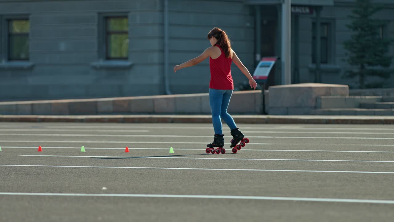 Rollerball coaching, a girl doing a rotation on roller skates. Turn around, professional roller sport. 4k, 10bit, ProRes