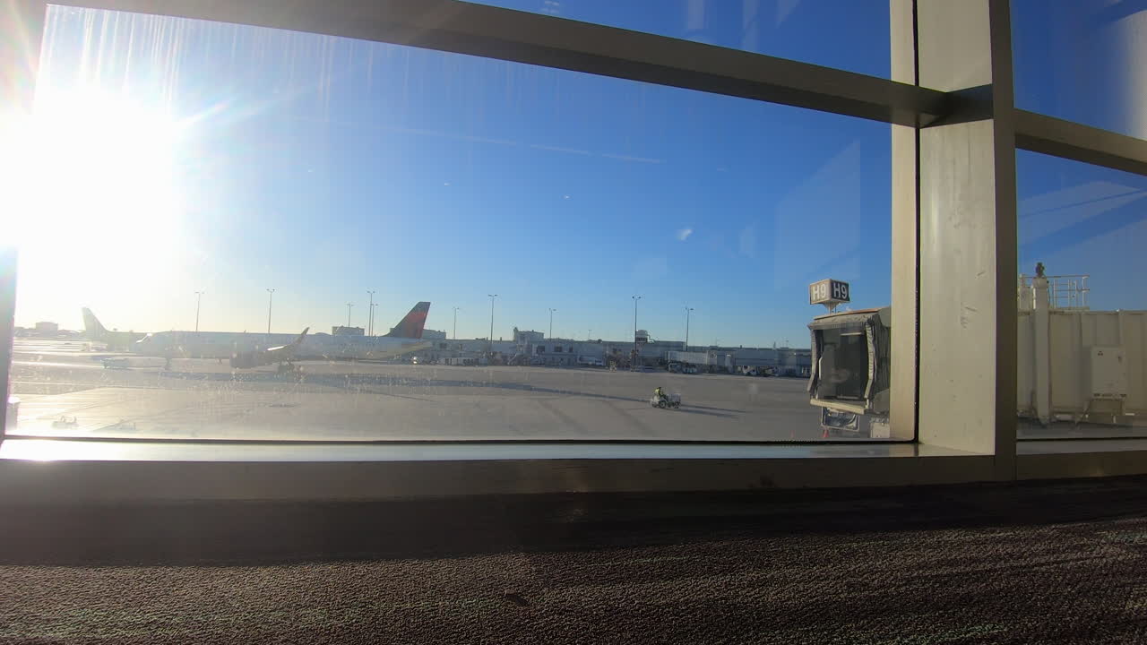 공항 게이트 에 있는 비행기