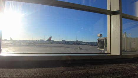 avión en la puerta del aeropuerto