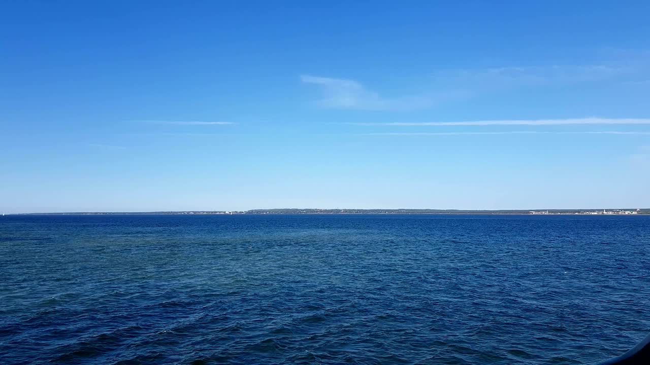 바다와 하늘의 구름의 풍경. 바다 위의 은 날씨에 구름과 함께 파란 하늘.