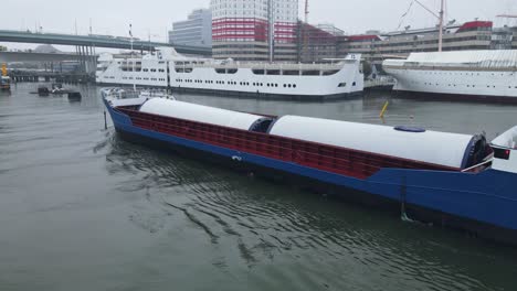 Columnas-Prefabricadas-Transportadas-Por-Un-Barco-En-Gota-Alv---Construcción-De-Un-Nuevo-Puente-En-Gotemburgo,-Suecia---Plano-General