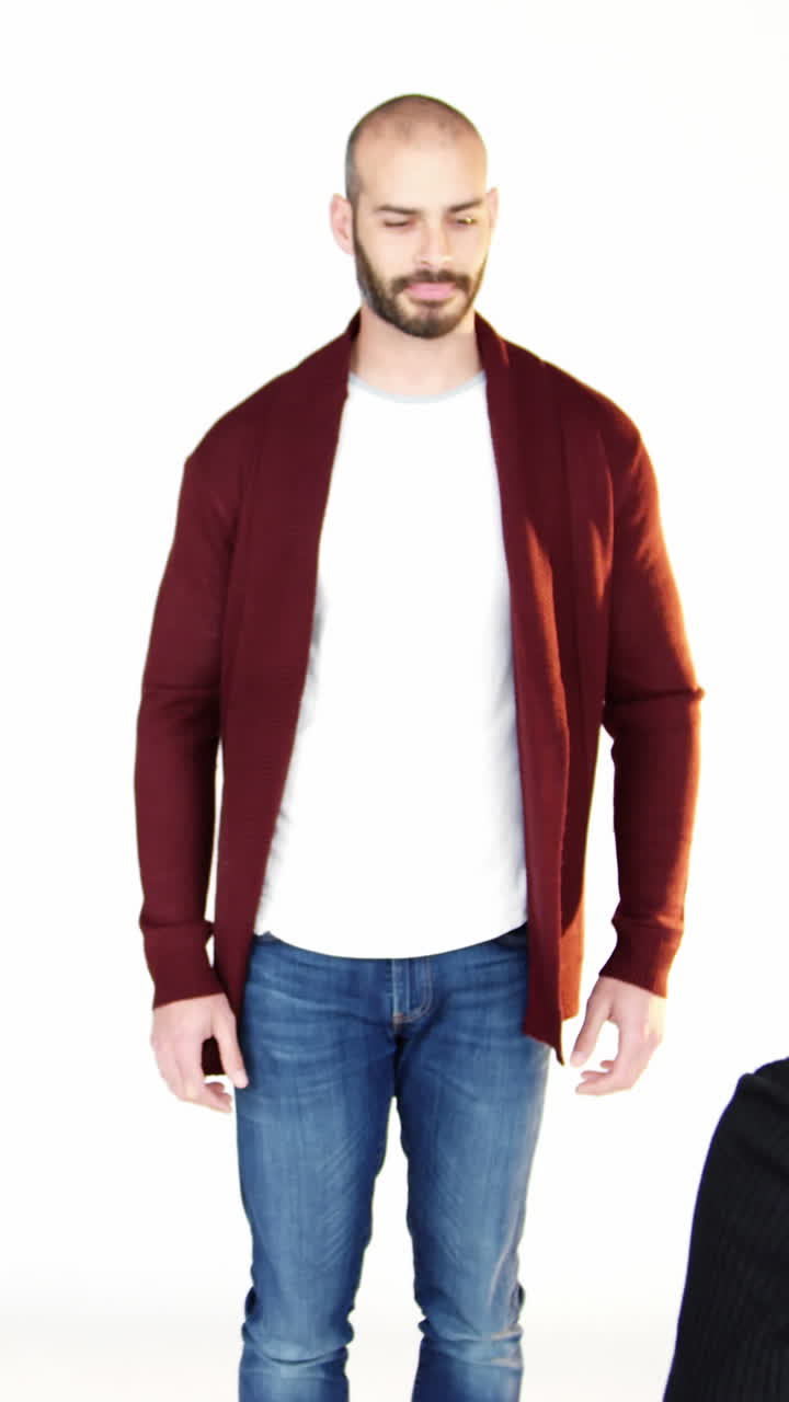 남자 모델이 포즈를 취하고 얼굴 메이크업을 하고 있습니다.