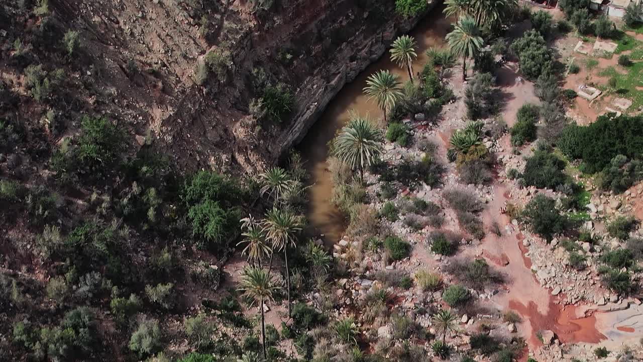 Vista aerea di un fiume che serpeggia tra le colline in Marocco