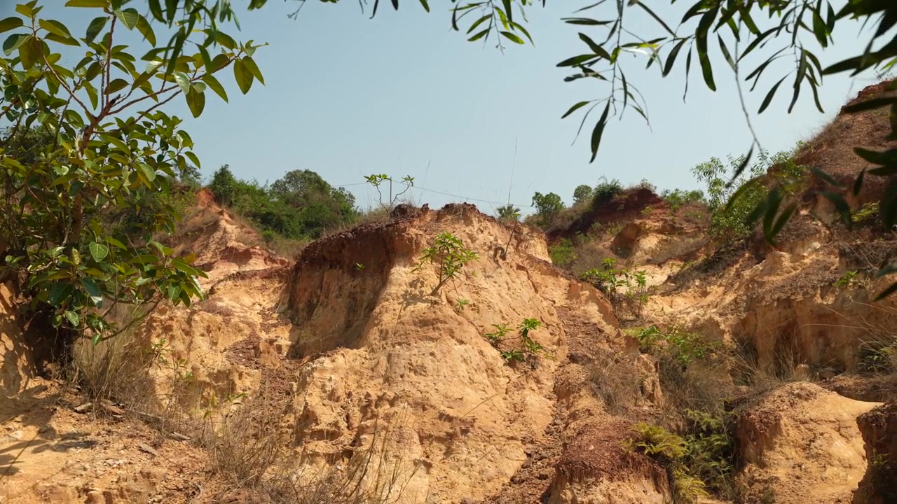 Canyon naturale, profondo e con terreno rosso, situato lungo il fiume Shilabati vicino a Garhbeta nel distretto di Paschim Medinipur, nel Bengala Occidentale. È una popolare meta turistica.