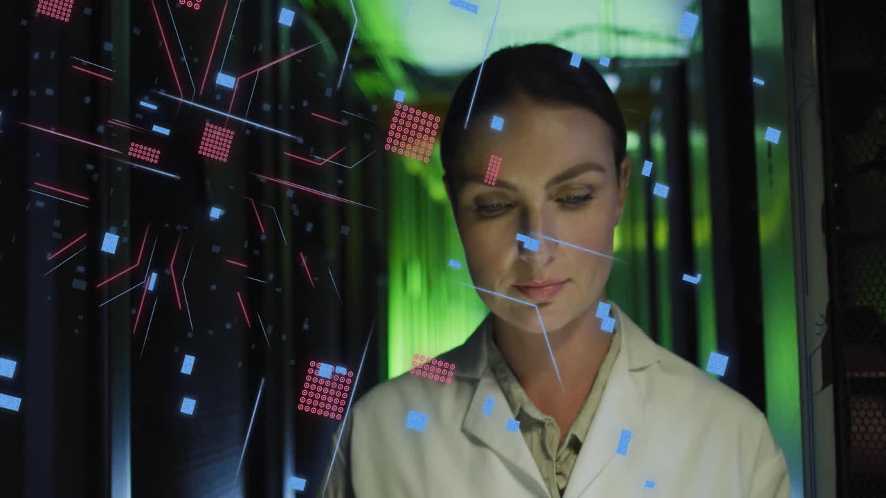 animación de la placa de circuitos y procesamiento de datos sobre ingeniera informática caucásica por servidores informáticos