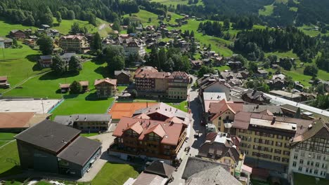 vista aérea de la calle principal de wengen, suiza