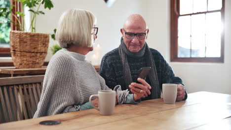 Älteres-Paar,-Smartphone-Durchsuchen