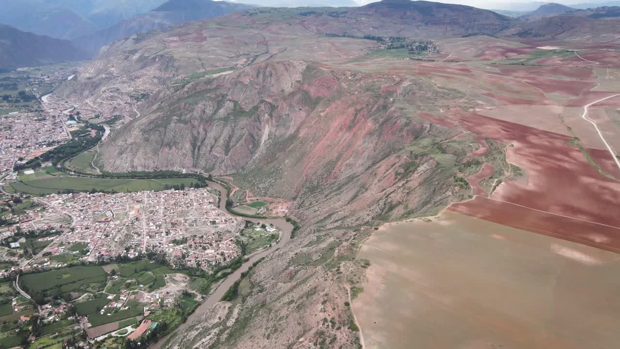 una foto de un dron de un valle al lado de un río en cuzco