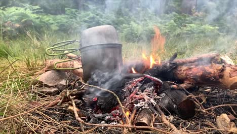 Cocinar-En-Fogata,-Highlands,-Escocia