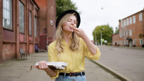 Chica-Rubia-Comiendo-En-Las-Calles