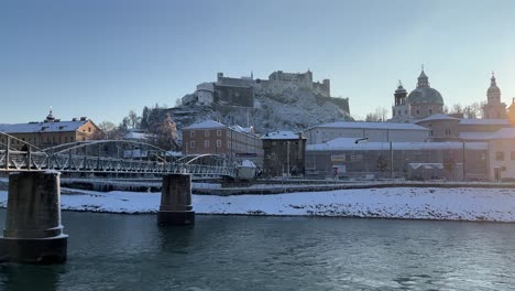 Vista-De-Salzburgo-Del-Río-Castillo-Y-El-Puente-Cubierto-De-Nieve-Blanca-En-Un-Día-Soleado