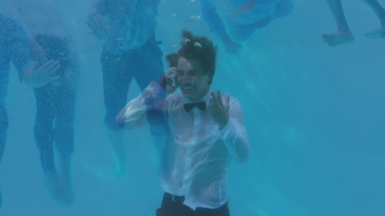 수영장에서 수영하는 다양한 사람들의 애니메이션