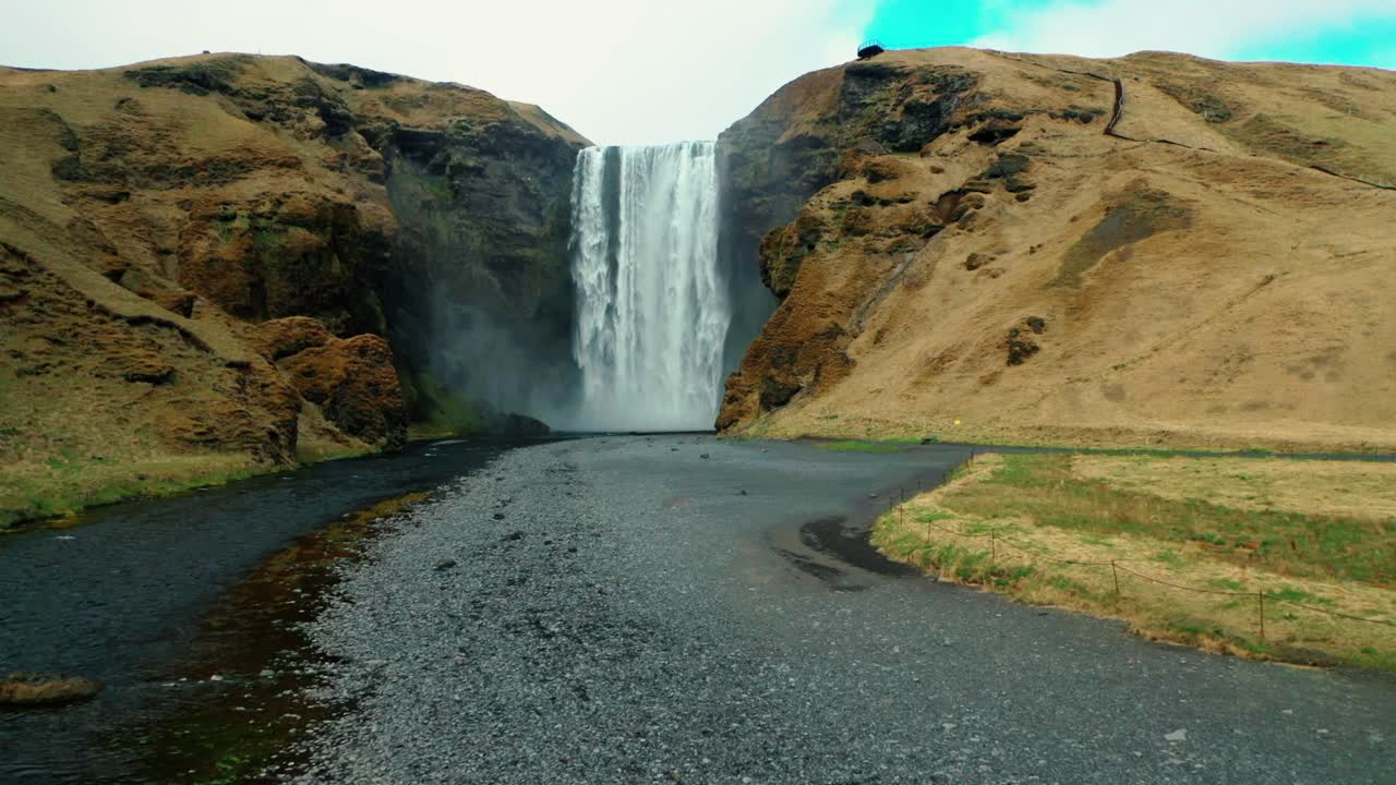 la cascada de skogafoss en islandia sin gente.