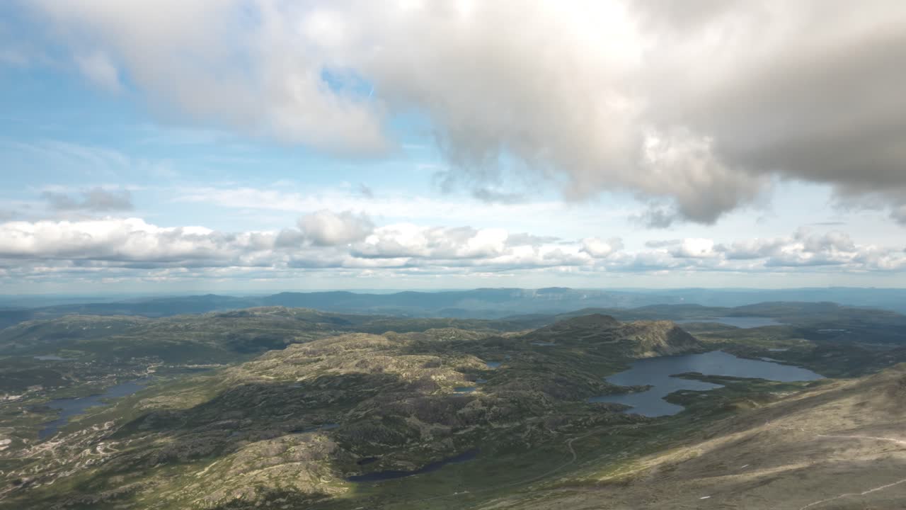 vista de gran altura: lapso de tiempo de las sombras de las nubes a medida que se mueven las nubes bajas