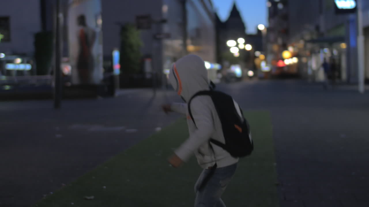 밤에는 거리에서 놀고 놀고 있는 아이