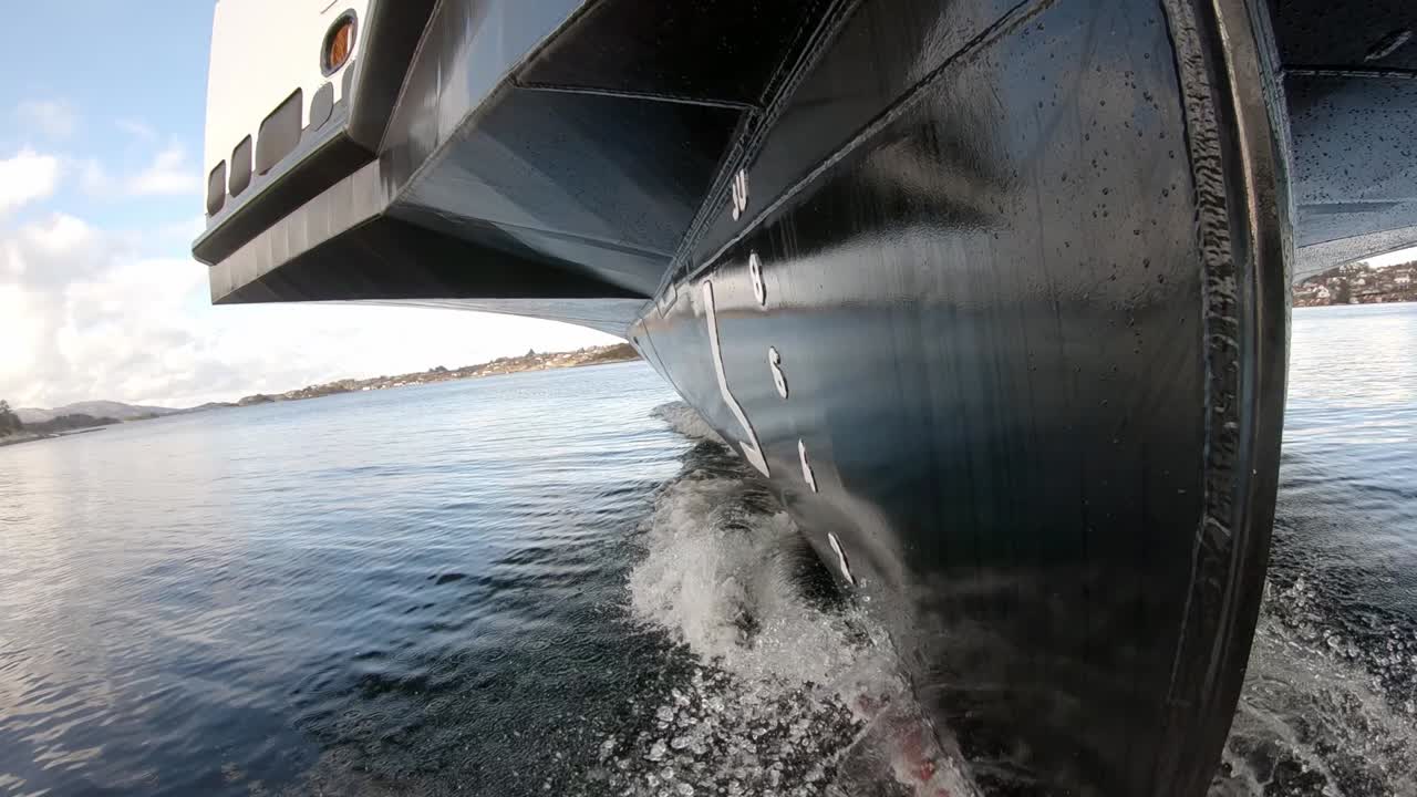 increíble vista única frente a la proa de los barcos que penetran a través del agua de mar - coche alimentado por batería norled y ferry de pasajeros