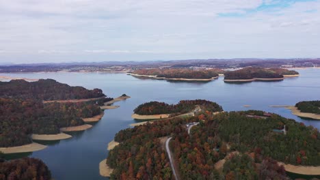 volando sobre el lago douglas, sevierville, tn en el otoño