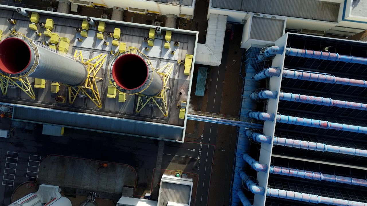 Vista aerea di infrastrutture energetiche critiche e distribuzione di energia ad alta tensione in Inghilterra