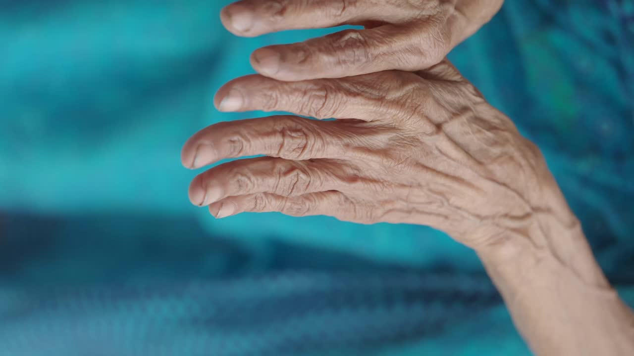 노인 손의 클로즈업
