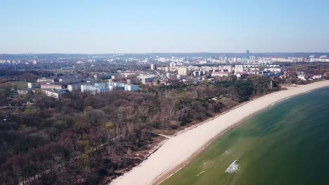 Antena-De-La-Bahía-De-Gdansk,-Panorama-Aéreo-De-La-Ciudad-Desde-El-Lado-Del-Mar