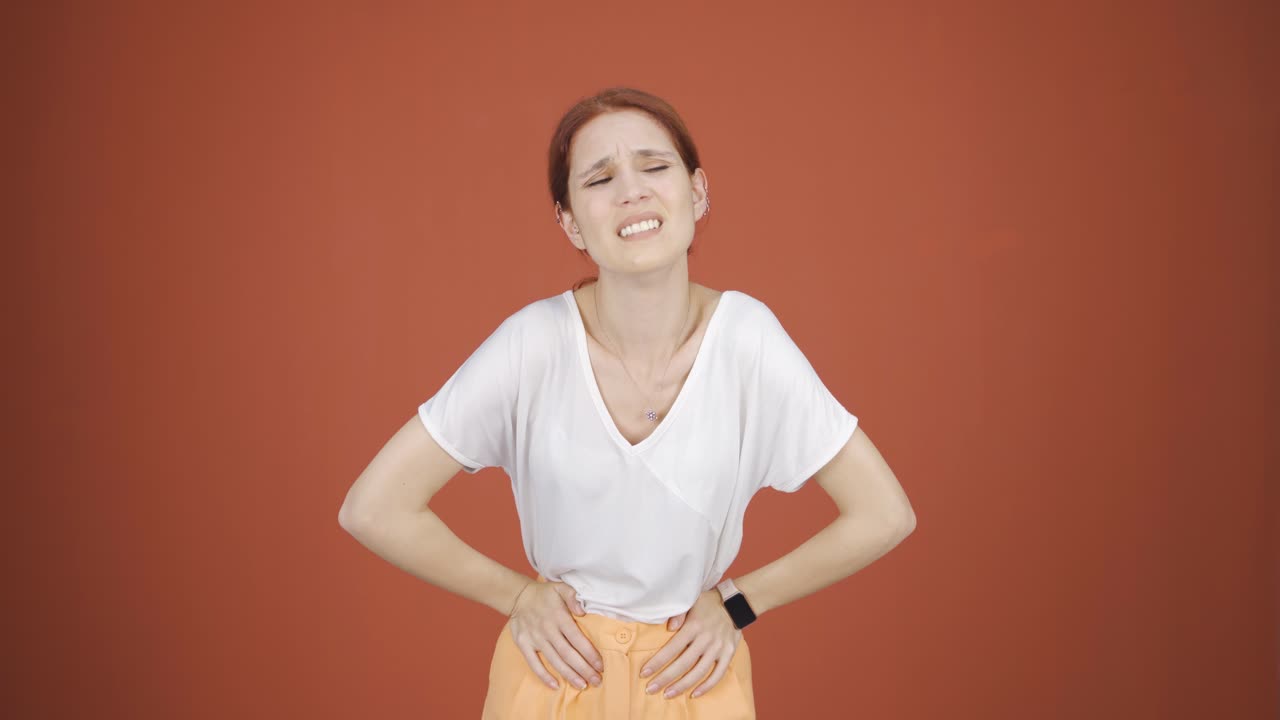 위통을 겪는 여성.