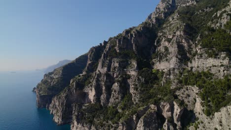 Costa-De-Amalfi,-Dji-Drone,-Playa,-Ciudad,-Montañas-Y-Barcos