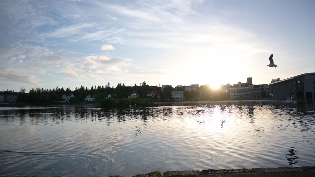 walk through Hlj&oacute;msk&aacute;la Park at sunset