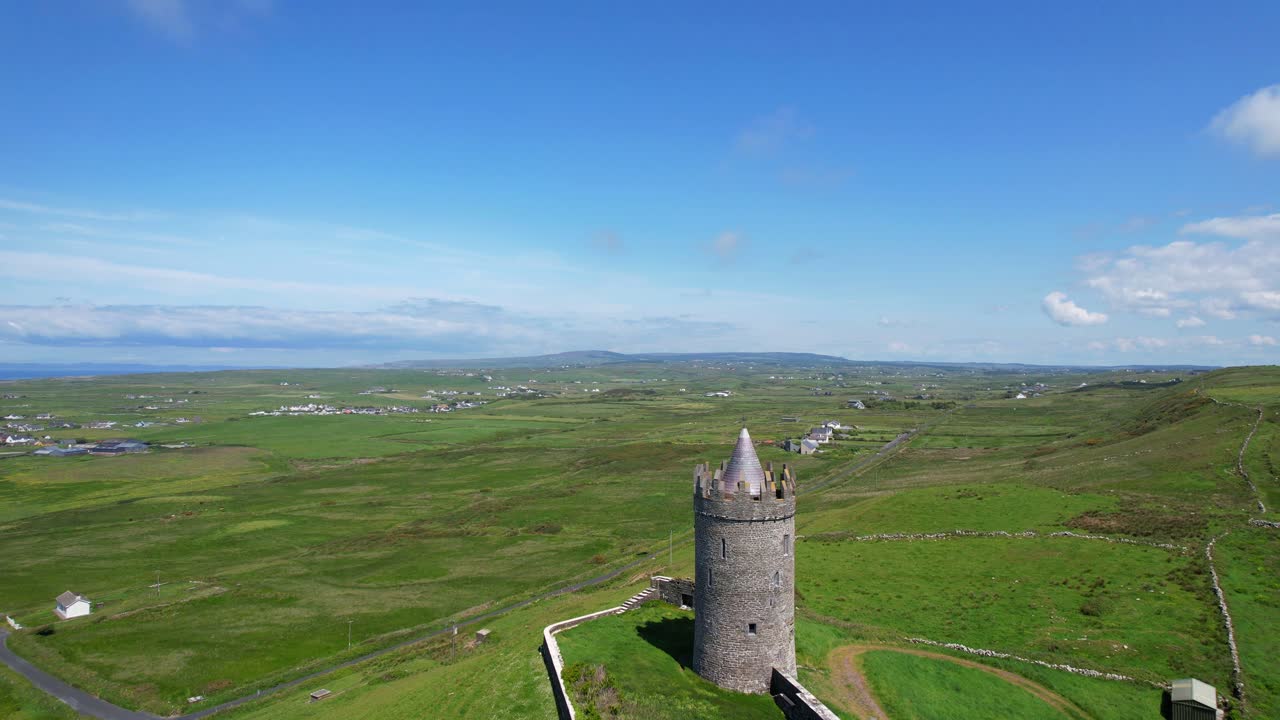 도나고르 성 위 를 날아다니는 드론 은 푸른 하늘 을 가진 울창 한 풍경 을 보여준다