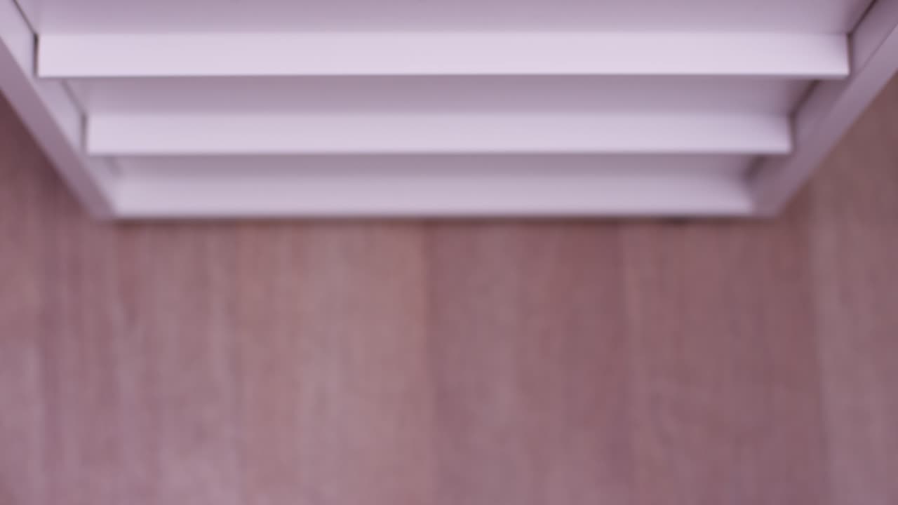 camisa azul a rayas claras y a cuadros en un cajón