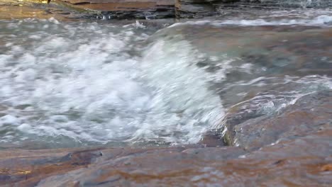 Bachwasserfall,-Der-In-Den-Eriesee-Fließt