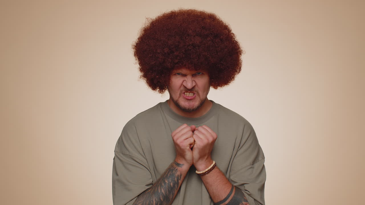 el hombre grita de estrés tensión problema siente horror desesperanza miedo sorpresa shock expresa rabia