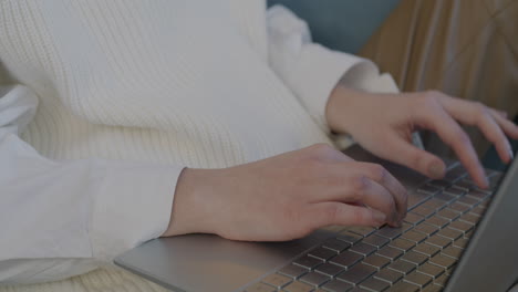 mujer trabajando en computadora portátil