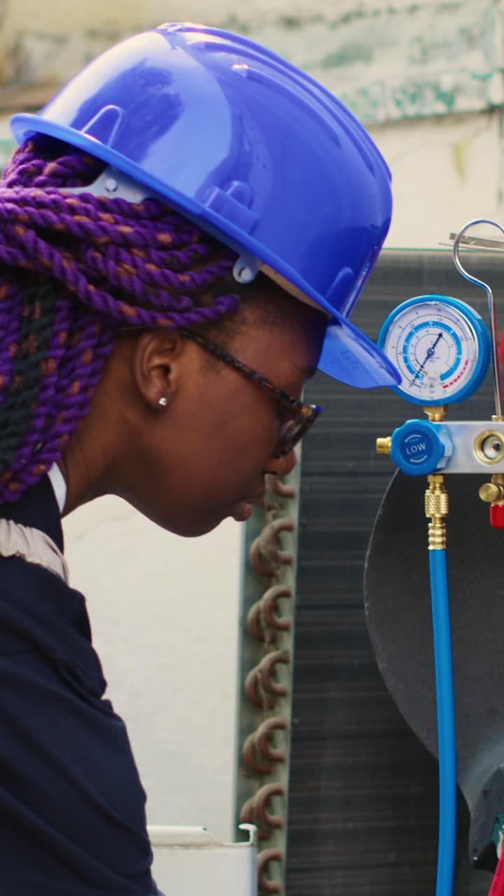 Vidéo verticale : électricien travaillant sur un climatiseur