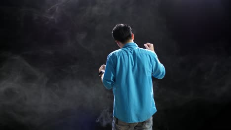 파란 셔츠를 입은 남자 뒷면
