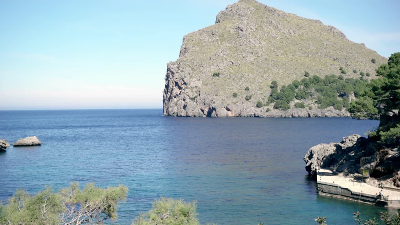 바위 절벽 과 푸른 물 이 있는 해안 풍경