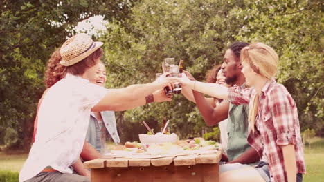 In-Zeitlupe-Glückliche-Freunde-Im-Park-Beim-Mittagessen