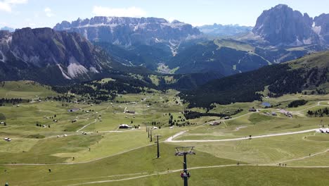 Valle-De-Val-Gardena-En-Tirol-Del-Sur,-Alpes-Italianos,-Dolomitas,-Italia---Vista-Aérea-De-Drones-Del-Telesilla-Hasta-La-Cima-Del-Monte-Seceda