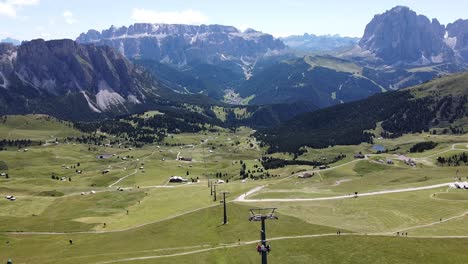 valle de val gardena en tirol del sur, alpes italianos, dolomitas, italia - vista aérea de drones del telesilla hasta la cima del monte seceda