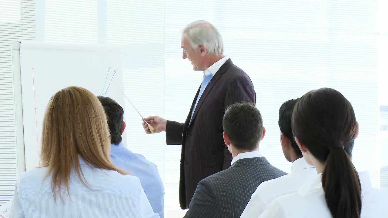 시니어 교사 와 함께 세미나 를 하는 미소 짓는 사업가 들