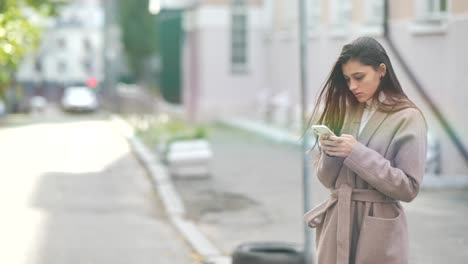 mujer usando un teléfono al aire libre