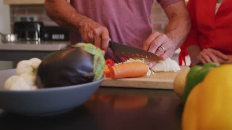 Pareja-Caucásica-Mayor-Cocinando-Juntos-En-La-Cocina