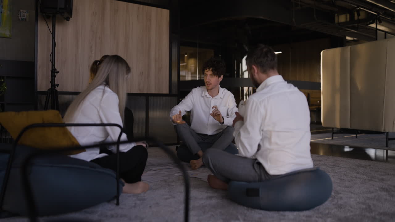 현대적 인 사무실 에서 팀 회의