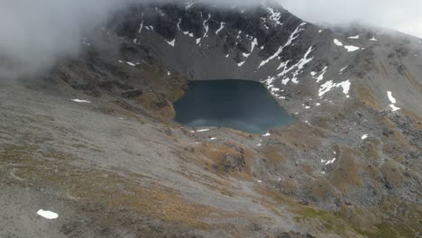 drone revela el lago alpino alta sobre la niebla
