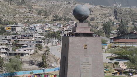 monumento a la mitad del mundo toma aerea