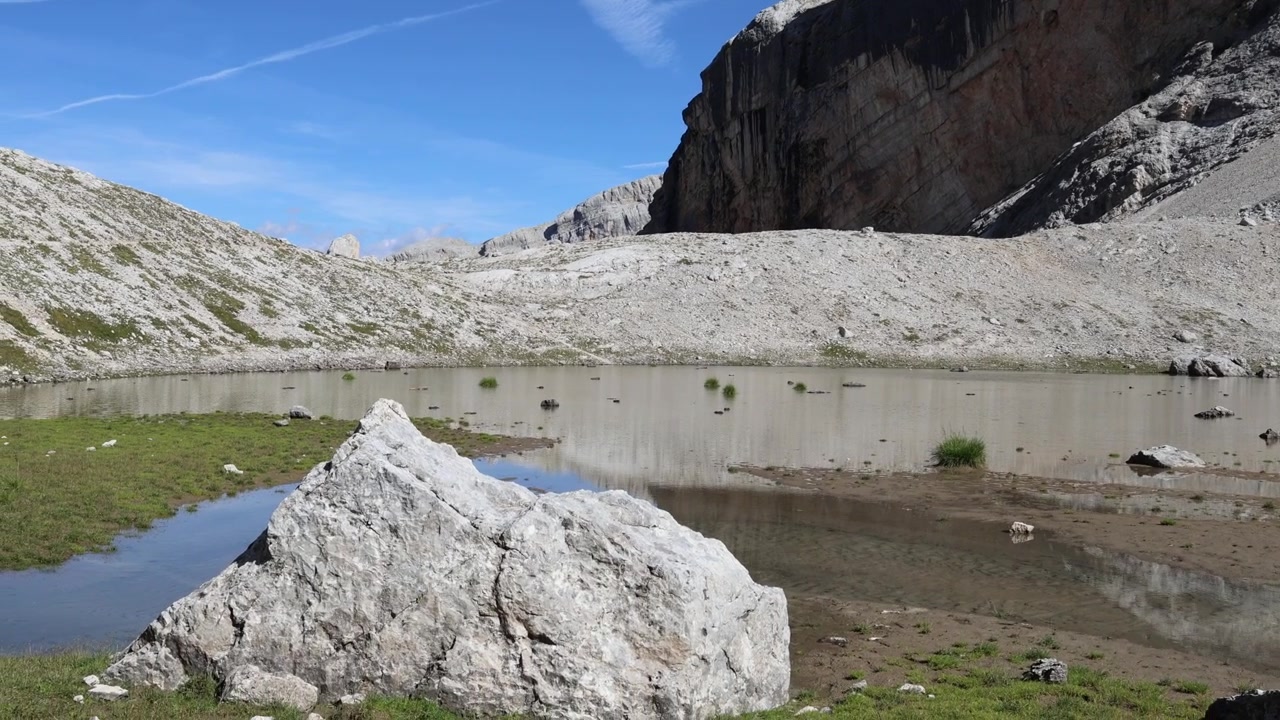 Bjergsø med lav vandstand i Dolomitterne