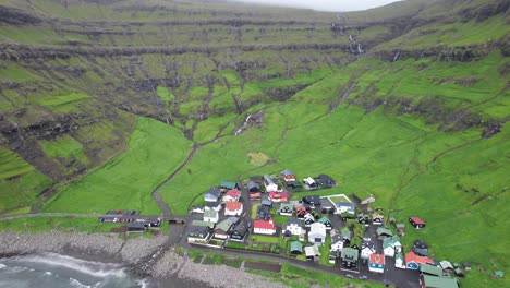 Kleines-Dorf-In-Der-Nähe-Des-Meeres-Am-Fjord