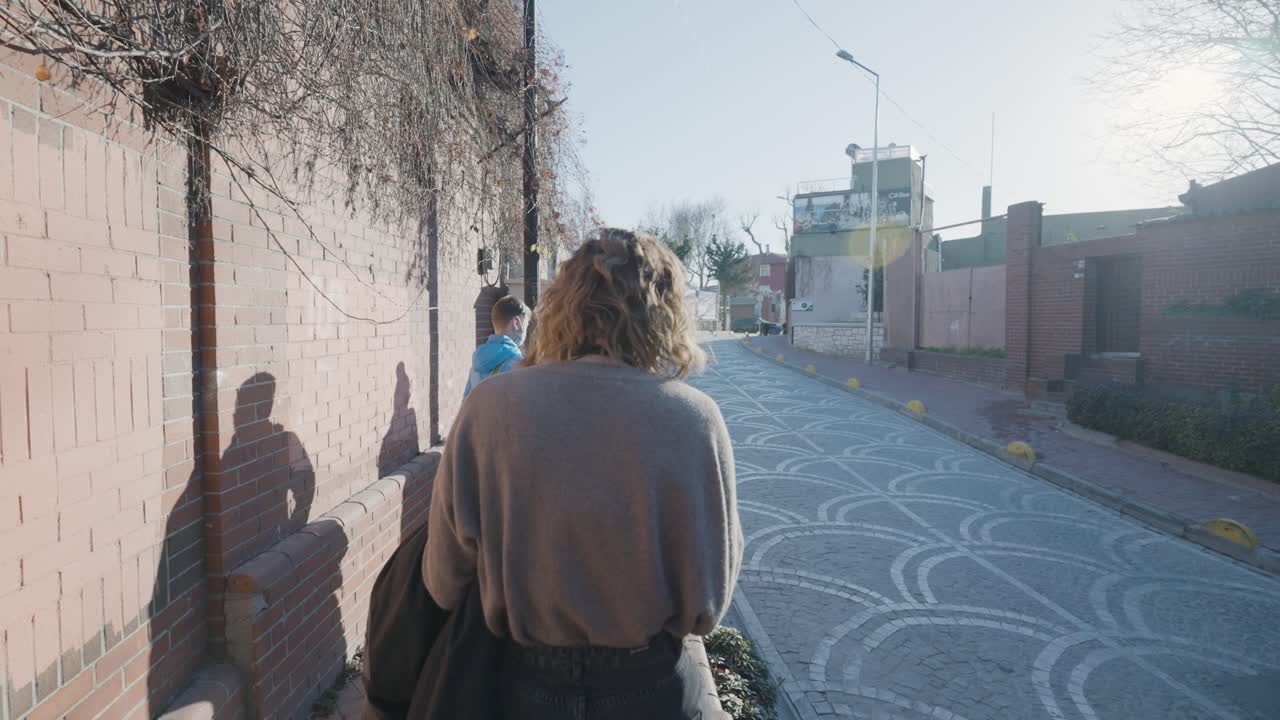 이 많은 도시 거리를 고 있는 여자