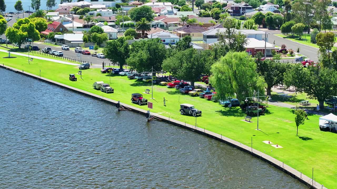 백주년 퍼레이드에서 다리를 건너면 공원에 주차된 빈티지 자동차