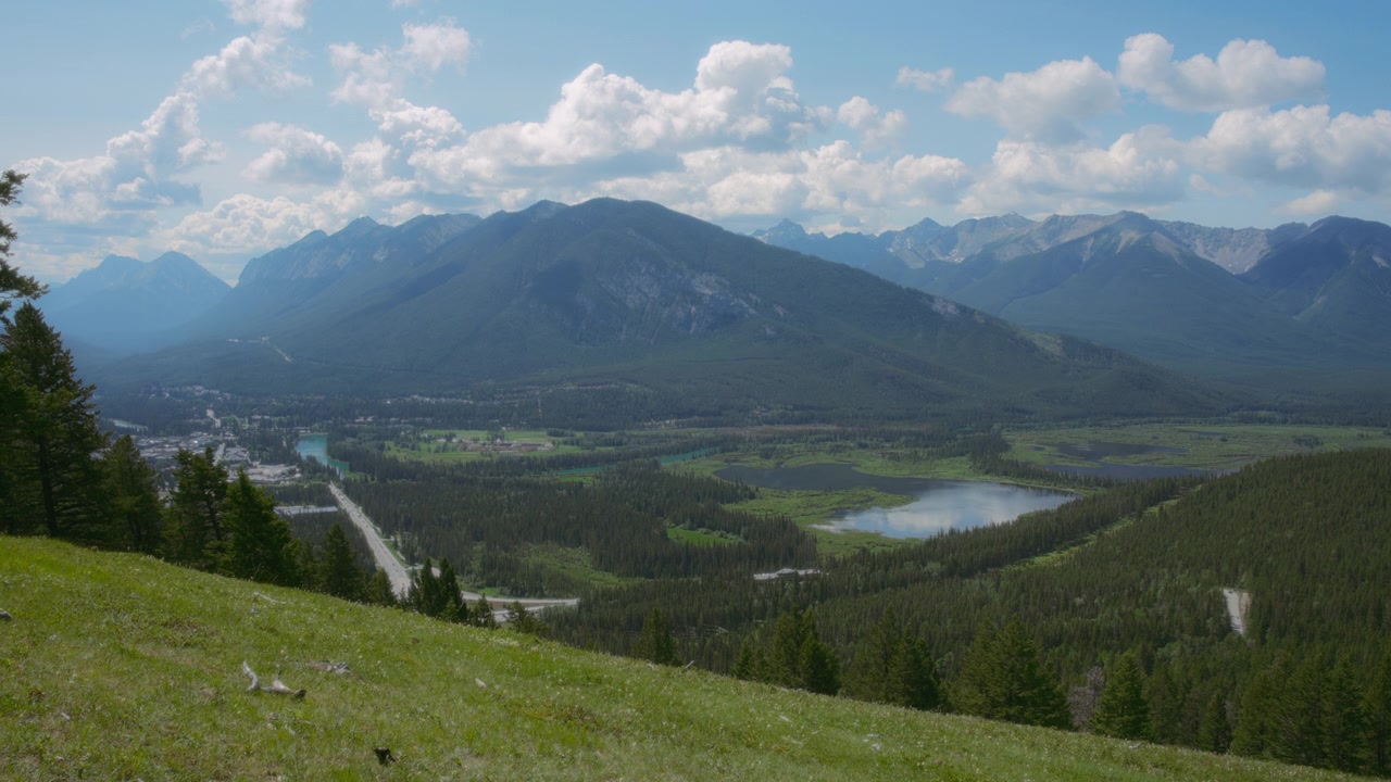Città di Banff e Laghi Vermillion, vista dall'alto. Montagne Rocciose Canadesi